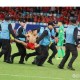 国足比赛男球迷3次试图亲女伴遭拒，从冲动到反思的完整事件解析，国足比赛男球迷三次亲女伴遭拒，从冲动到反思的全过程解析