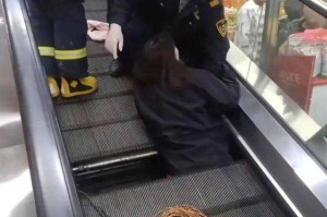 事件经过，扶梯故障引发连锁反应，扶梯故障触发连锁反应事件全记录