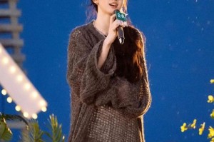 节目背景与单依纯表现，单依纯破圈绽放，XX节目背景下的音乐突围与新生代实力印证