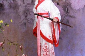 深衣特点：含蓄端庄的古典服饰之美