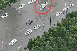 成都大暴雨多地积水 市民划船出行，一场城市与水的意外邂逅，成都暴雨，市民划船出行，城市与水的意外邂逅