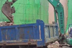 自建楼拆除事故现场直击，挖掘机被砸中瞬间全景还原，拆除现场突发惨剧，挖掘机遭巨石击中，全景还原事故瞬间