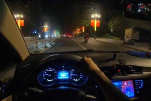 深夜开车视频：疼痛与刺激的真实记录
