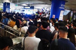深圳地铁初体验：游客在高峰时段的换乘困扰及自救指南