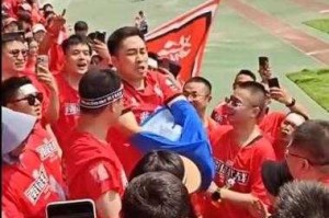 南京赛事热潮下的安徽球迷群体画像，赛事经济视角下的安徽球迷行为特征与区域认同研究