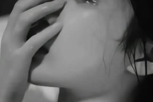 深夜伤感图片：一个人默默流泪的孤独瞬间