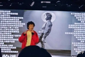 当庞麦郎的旋律撞上400人的夜晚，一场不被定义的流行实验，庞麦郎×400人，一场不被定义的流行实验现场