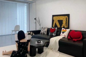 深夜打烊后的两人沙发时光