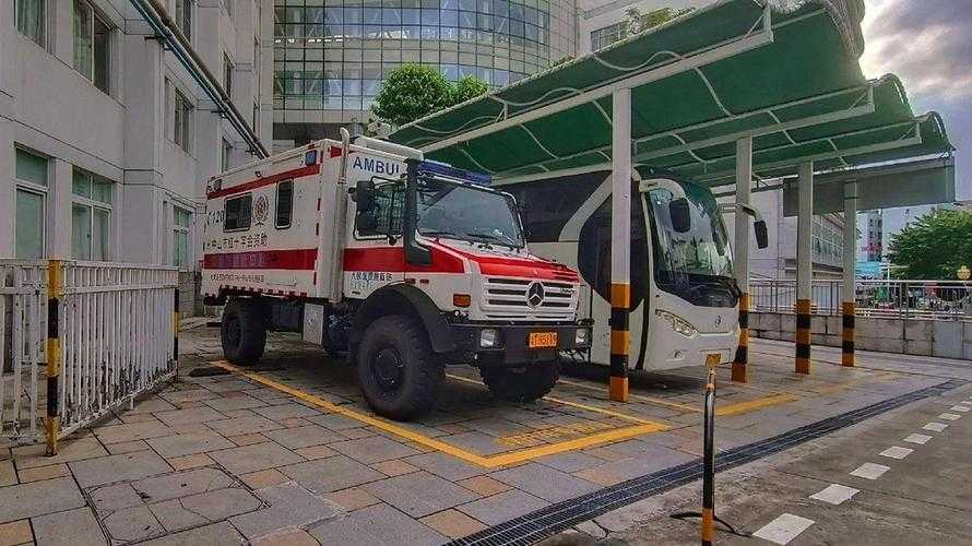 当地地形复杂，村庄与乡镇中心距离超过20公里，救护车需耗时数小时抵达。张某某的子女在外地工作，无法及时赶回。这种无人支援的困境，成为其被迫自救的直接原因，地形复杂致救护车难及，独居老人无援陷困境