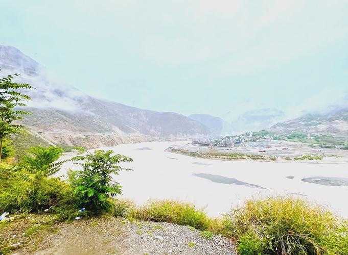 江火燃山：壮丽自然奇观与生态警示