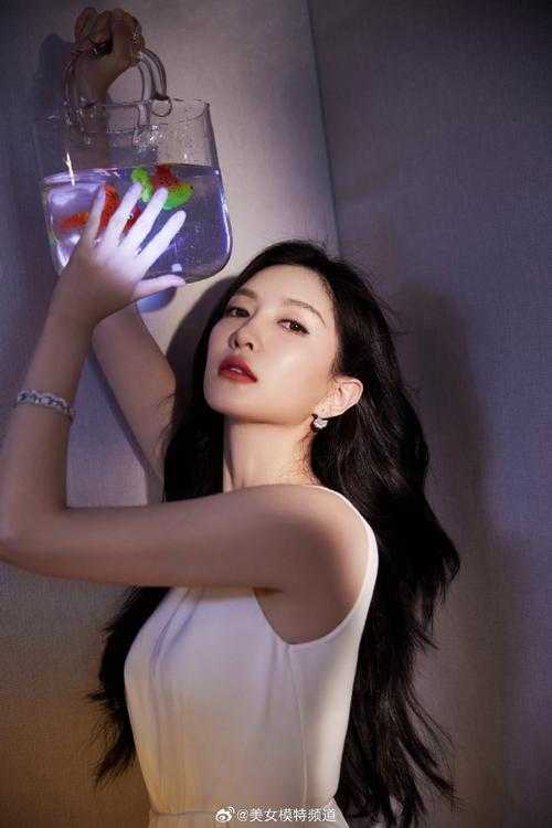 江疏影绝美瞬间完整版视频
