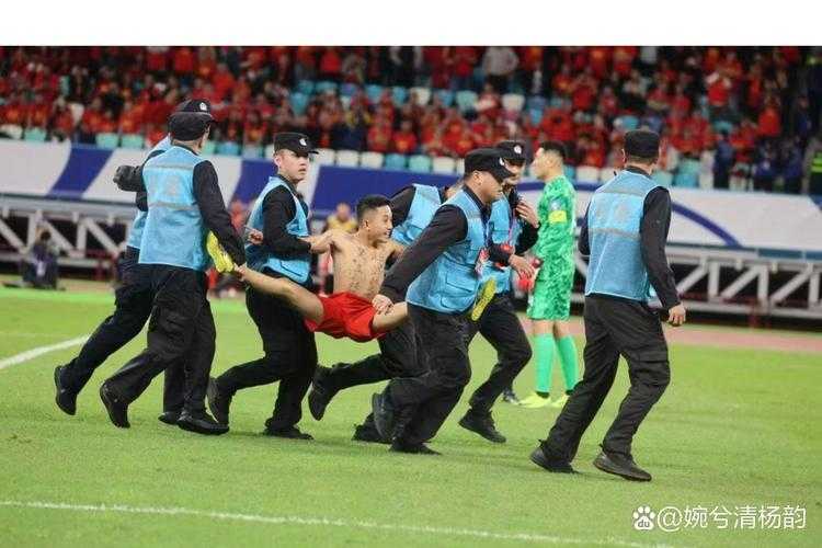 国足比赛男球迷3次试图亲女伴遭拒,从冲动到反思的完整事件解析