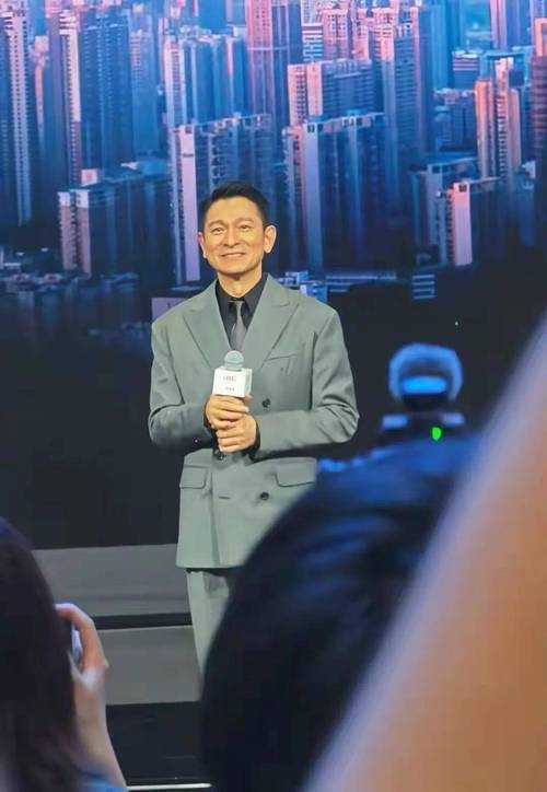 杨幂刘德华同框引热议 网友热议林萧上身细节