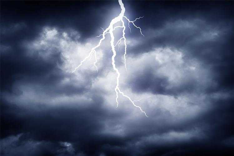 血色黄昏，暴雨夜惊魂两小时，一场离奇闪电如何吞噬两个家庭