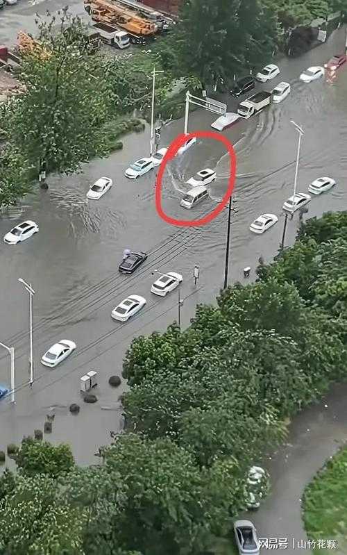 成都大暴雨多地积水 市民划船出行，一场城市与水的意外邂逅