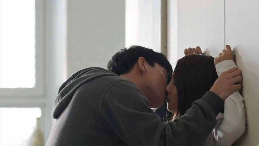 浪漫亲吻瞬间：甜蜜刺激的亲密视频合集