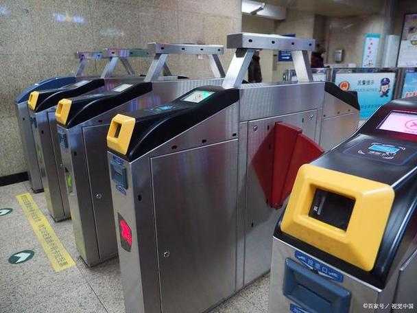 成都东站变水帘洞，一场地铁闸机故障引发的城市观察