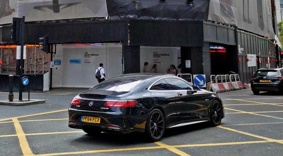 海外实拍奔驰S63 Coupe 4MATIC+ 性能展示