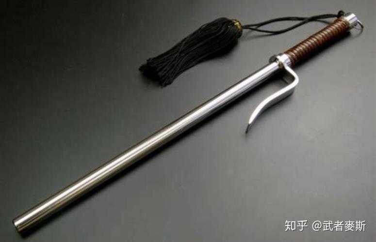 浸毒匕首实战测评:致命武器使用技巧全解析
