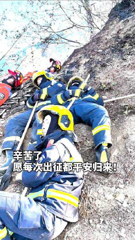 消防员勇救被困少女 温情瞬间感动全网