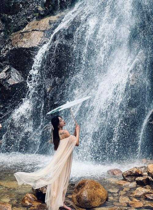 瀑布求婚惊魂,一场湍流中的爱情与生命博弈