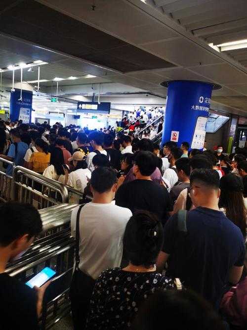 深圳地铁初体验:游客在高峰时段的换乘困扰及自救指南