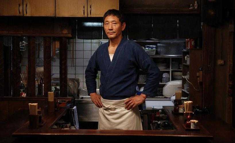 深夜食堂:打烊后的两人沙发时光