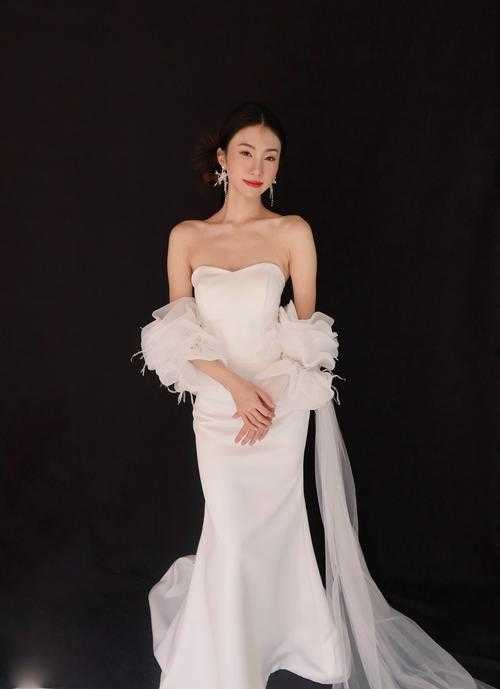 深白之美：纯净与优雅的艺术表达