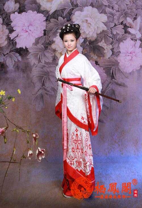 深衣特点:含蓄端庄的古典服饰之美
