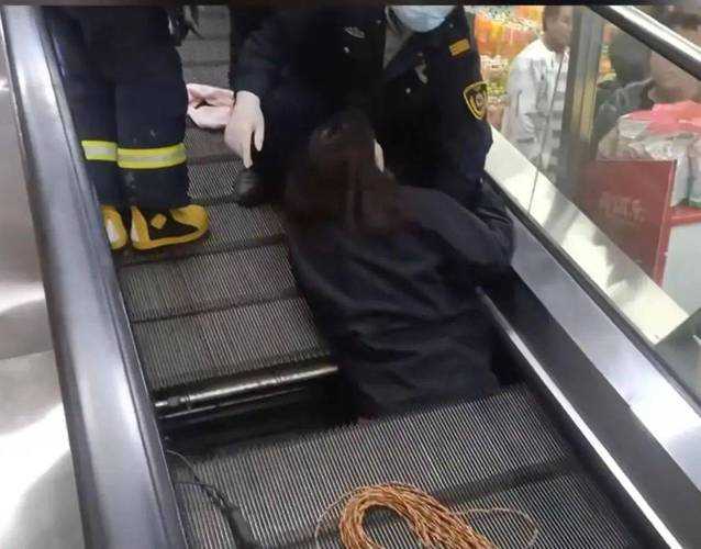 事件经过,扶梯故障引发连锁反应